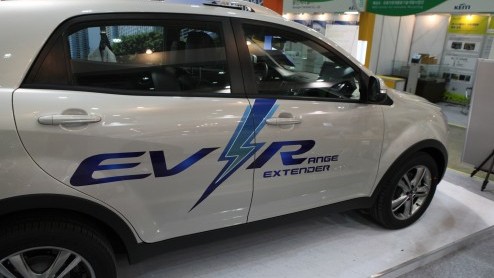 SsangYong Korando C EV-R met range extender ziet het licht. Hij is elektrisch aangedreven maar heeft een benzinemotor als generator achter de hand. Komst naar Europa niet duidelijk.