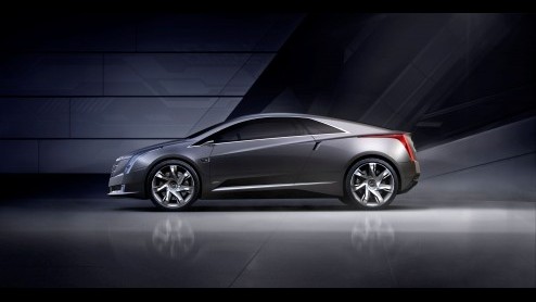 Cadillac kondigt op Pebble Beach de ELR aan, een op het Converj Concept studiemodel gebaseerde luxueuze coup met elektrische aandrijving en range extender. Maar dat is nog niet alles