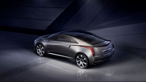 Cadillac kondigt op Pebble Beach de ELR aan, een op het Converj Concept studiemodel gebaseerde luxueuze coup met elektrische aandrijving en range extender. Maar dat is nog niet alles