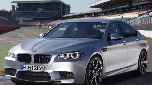 BMW heeft de ook de M5 in het nieuw gestoken. Nieuw is de mogelijkheid van een Competition Package voor extra vermogen.