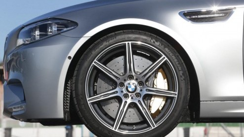 BMW heeft de ook de M5 in het nieuw gestoken. Nieuw is de mogelijkheid van een Competition Package voor extra vermogen.
