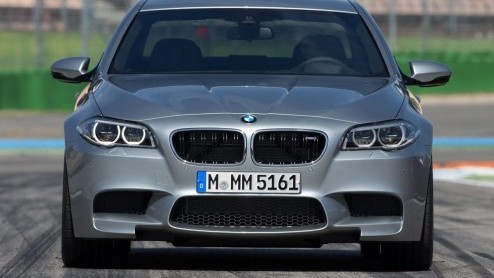 BMW heeft de ook de M5 in het nieuw gestoken. Nieuw is de mogelijkheid van een Competition Package voor extra vermogen.