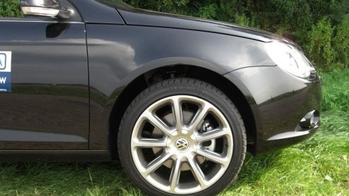 Net als andere merken begreep Volkswagen het theoretische voordeel van een coupe-cabriolet met stalen dak; het beste van twee werelden gecombineerd. Hoewel het niet altijd een estetisch voordeel oplev