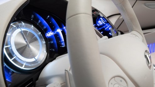 Infiniti ziet in haar line-up ruimte voor een kleiner model. Een voorproefje daarvan zien we in Genve, waar de Etherea nu helemaal officieel is. Met hybridetechniek en een carrosserie met crossovertr