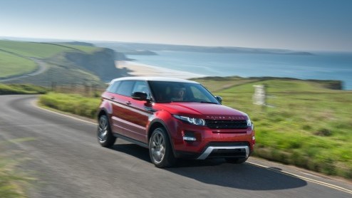 Land Rover heeft vandaag de prijzen bekendgemaakt van de nieuwe, compacte Range Rover Evoque. Hij blijkt iets lager uit te vallen dan gedacht: vanaf 42.900 euro staat hij  in de zomer  bij de dealer
