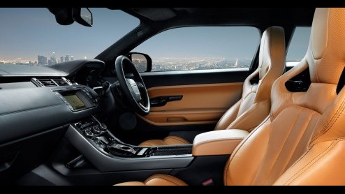 Dat de Evoque van Land Rover in trek is bij het vrouwelijk publiek was al bekend. Onlangs werd de hippe SUV namelijk nog uitgeroepen tot Womens World Car of the Year. Om dat nog even te onderstrepen k