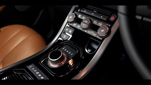 Dat de Evoque van Land Rover in trek is bij het vrouwelijk publiek was al bekend. Onlangs werd de hippe SUV namelijk nog uitgeroepen tot Womens World Car of the Year. Om dat nog even te onderstrepen k