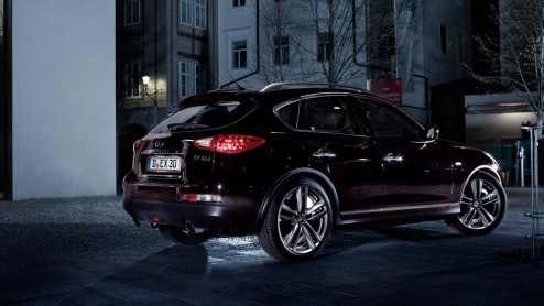 Infiniti voert wijzigingen door aan het leveringsprogramma van de EX. De crossover krijgt in de GT en GT Premium uitvoering meer luxe aan boord. De Japanners willen namelijk graag dat hun clientle he