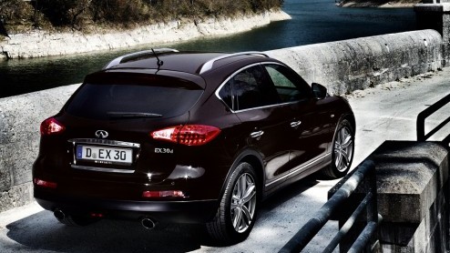 Infiniti voert wijzigingen door aan het leveringsprogramma van de EX. De crossover krijgt in de GT en GT Premium uitvoering meer luxe aan boord. De Japanners willen namelijk graag dat hun clientle he