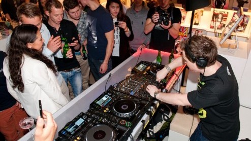 Opel presenteert nu de Adam als Adam Hardwell Edition. Verkrijgbaar in een oplage van 100 stuks. Prijzen nog niet bekend.