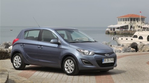 Stilstand is achteruitgang. En daar houden ze bij Hyundai niet van. Daarom heeft de i20 na zon drienhalf jaar een opfrisser gekregen. Geeft dat de compacte Koreaan weer een duwtje in de rug?