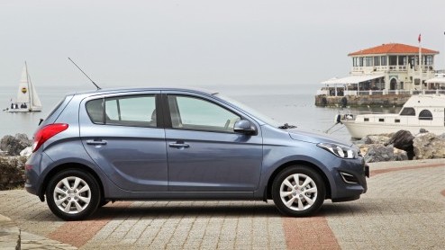 Stilstand is achteruitgang. En daar houden ze bij Hyundai niet van. Daarom heeft de i20 na zon drienhalf jaar een opfrisser gekregen. Geeft dat de compacte Koreaan weer een duwtje in de rug?