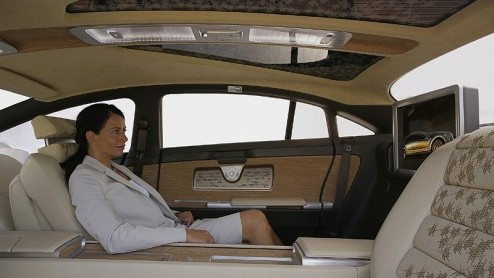 Met een schone lei beginnen, dat moet Mercedes gedacht hebben bij de ontwikkeling van de F700. Het Duitse automerk wilt met deze concept de limousine van de toekomst laten zien. Veel luxe, een hoog co
