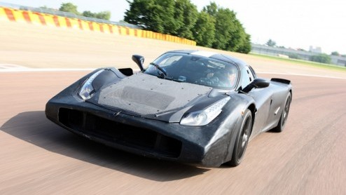 De Ferrari Enzo-opvolger is bijna een feit. Inmiddels heeft Ferrari zelf meer details over hun nieuwe F150 losgelaten. Zijn 6.3 liter V12 is met het HY-KERS hybridesysteem nog 10 procent sneller van 0