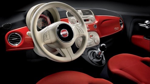 Itali viert dit jaar 150 jaar eenwording Itali, Nederland viert dat met hen mee en introduceert een in een gelimiteerde oplage van 150 stuks leverbare Fiat 500 Bicolore.