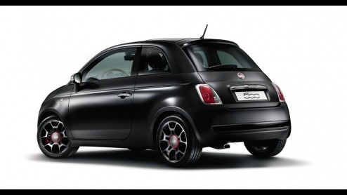 Fiat houdt de Fiat 500 springlevend en introduceert na vier jaar enkele nieuwe uitvoeringen en een nieuwe, kleine benzinemotor, de TwinAir 65. De turboloze versie van de tweecilinder staat tegen het e