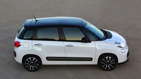 Hij komt er cht aan. De nieuwe Fiat 500L staat met de kerstdagen bij de dealer. In eerste instantie is de MPV er met een 1.4 benzine of 1.3 liter diesel. Later volgt de kleine TwinAir Turbo, die mag 
