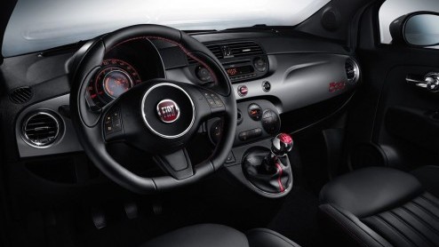 De Fiat 500S is de nieuwe sportversie van de 500. Hij vult optisch het gat tussen de gewone 500 en de Abarth 500. De 500S is als coup en cabrio te bestellen. Prijzen beginnen bij 16.095 euro.