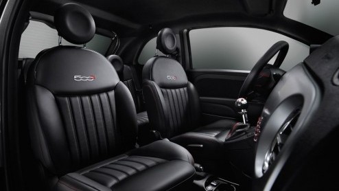 De Fiat 500S is de nieuwe sportversie van de 500. Hij vult optisch het gat tussen de gewone 500 en de Abarth 500. De 500S is als coup en cabrio te bestellen. Prijzen beginnen bij 16.095 euro.