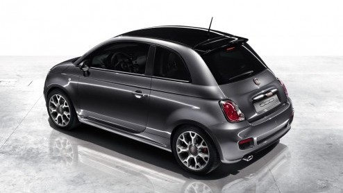 De Fiat 500S is de nieuwe sportversie van de 500. Hij vult optisch het gat tussen de gewone 500 en de Abarth 500. De 500S is als coup en cabrio te bestellen. Prijzen beginnen bij 16.095 euro.