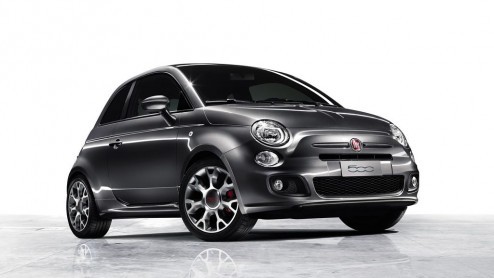 De Fiat 500S is de nieuwe sportversie van de 500. Hij vult optisch het gat tussen de gewone 500 en de Abarth 500. De 500S is als coup en cabrio te bestellen. Prijzen beginnen bij 16.095 euro.