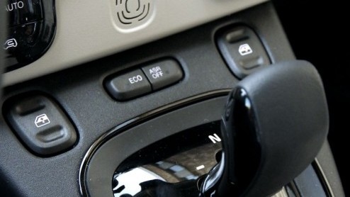 We hebben er even op moeten wachten, maar sinds lange tijd is de Fiat Panda weer verkrijgbaar met een automatische transmissie. In de nieuwe Panda neemt de uit de 500 bekende Dualogic-transmissie het