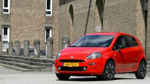 Hoe ver moet je gaan met het downsizen van motoren om een laag verbruik te realiseren? Als het aan Fiat ligt, is de 0.9 liter tweecilinder TwinAir Turbo motor geknipt voor de vernieuwde Punto. Zijn wi