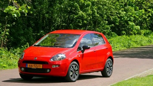 Hoe ver moet je gaan met het downsizen van motoren om een laag verbruik te realiseren? Als het aan Fiat ligt, is de 0.9 liter tweecilinder TwinAir Turbo motor geknipt voor de vernieuwde Punto. Zijn wi