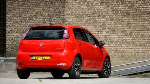 Hoe ver moet je gaan met het downsizen van motoren om een laag verbruik te realiseren? Als het aan Fiat ligt, is de 0.9 liter tweecilinder TwinAir Turbo motor geknipt voor de vernieuwde Punto. Zijn wi