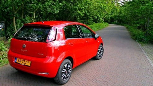 Hoe ver moet je gaan met het downsizen van motoren om een laag verbruik te realiseren? Als het aan Fiat ligt, is de 0.9 liter tweecilinder TwinAir Turbo motor geknipt voor de vernieuwde Punto. Zijn wi