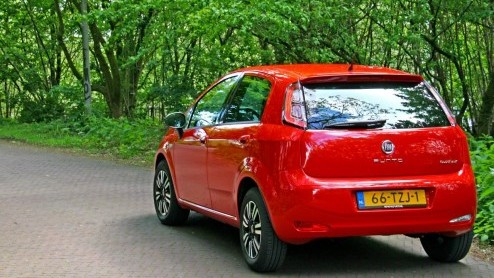 Hoe ver moet je gaan met het downsizen van motoren om een laag verbruik te realiseren? Als het aan Fiat ligt, is de 0.9 liter tweecilinder TwinAir Turbo motor geknipt voor de vernieuwde Punto. Zijn wi