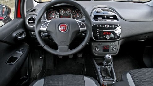 Hoe ver moet je gaan met het downsizen van motoren om een laag verbruik te realiseren? Als het aan Fiat ligt, is de 0.9 liter tweecilinder TwinAir Turbo motor geknipt voor de vernieuwde Punto. Zijn wi