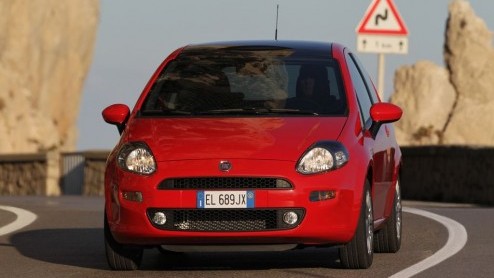 Tijdelijk is de nieuwe Fiat Punto extra scherp geprijsd voor 10.990 euro. Tegelijkertijd biedt de importeur 3 jaar garantie en 3 jaar geen rente in geval van financiering. Wegenbelasting blijft buiten