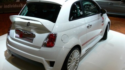 De Fiat 500 is nog maar net op de markt en nu wordt er alweer reikhalzend naar de Abarth-versie uitgekeken. Niet iedereen heeft daar het geduld voor, zo blijkt. MS Design komt met hun eigen sportieve