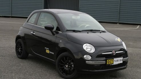 Het team van O.CT Tuning vond het tijd om de Fiat 500 onder handen te nemen. Tenminste, verder dan een zwarte set lichtmetaal en een oppepper voor de motor zijn ze niet gekomen, maar dat hoeft helemaa