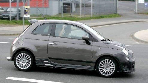 Is dit niet de Fiat 500 Abarth? Ja dat klopt, maar niet zomaar een. Dit is de Abarth SuperSport (SS), gespot op de Nrburgring. Dit keer dus geen 500 die door een tuner is onder handen genomen, maar e