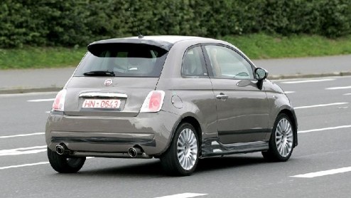Is dit niet de Fiat 500 Abarth? Ja dat klopt, maar niet zomaar een. Dit is de Abarth SuperSport (SS), gespot op de Nrburgring. Dit keer dus geen 500 die door een tuner is onder handen genomen, maar e