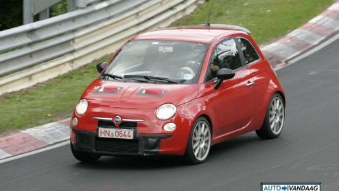 Fiat houdt de 500 Abarth nog even op zak. Aanvankelijk zou het model op de Tokyo Motor Show verschijnen, maar de Italianen doen het rustiger aan om de aandacht voor de nieuwe Grande Punto Abarth niet