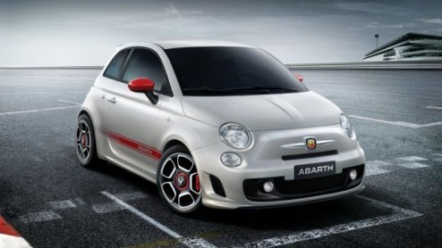 Een klein pittig Italiaans bommetje op vier wielen, de Fiat 500 Abarth. Vele Fiat aanbidders zitten er op te wachten. Hun droom komt uit, want in Geneve staat deze klein maar fijne stadsrakker te pron