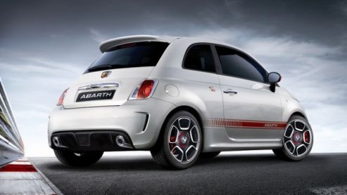 Een klein pittig Italiaans bommetje op vier wielen, de Fiat 500 Abarth. Vele Fiat aanbidders zitten er op te wachten. Hun droom komt uit, want in Geneve staat deze klein maar fijne stadsrakker te pron