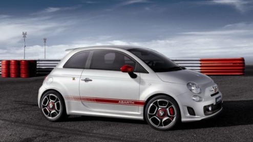 Een klein pittig Italiaans bommetje op vier wielen, de Fiat 500 Abarth. Vele Fiat aanbidders zitten er op te wachten. Hun droom komt uit, want in Geneve staat deze klein maar fijne stadsrakker te pron