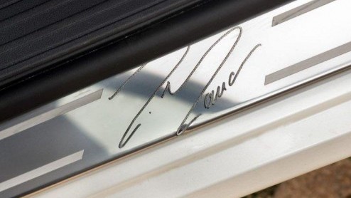 Ferrari-rijder Felipe Massa zit de Fiat 500 wel zitten. Natuurlijk moet dat er wel n met een beetje pit zijn; daarom is er voor hem een 120 pk sterk Pearl White exemplaar klaargezet, die verder is a
