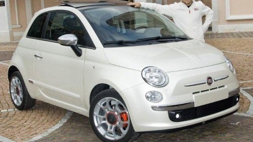 Ferrari-rijder Felipe Massa zit de Fiat 500 wel zitten. Natuurlijk moet dat er wel n met een beetje pit zijn; daarom is er voor hem een 120 pk sterk Pearl White exemplaar klaargezet, die verder is a