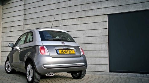 De opvolger van de succesvolle rood-witte Fiat 500 Bicolore I is de 500 Bicolore II, die zich onderscheidt door twee verschillende grijstinten.