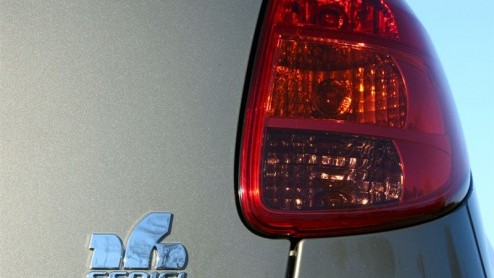 Voor wie wel de looks van een 4x4 wil, maar aan tweewiel- aandrijving genoeg heeft, en dat zijn er velen, introduceert Fiat nu de Fiat Sedici 4x2. Het scheelt een slok op de borrel in aanschafprijs, g