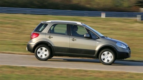 Voor wie wel de looks van een 4x4 wil, maar aan tweewiel- aandrijving genoeg heeft, en dat zijn er velen, introduceert Fiat nu de Fiat Sedici 4x2. Het scheelt een slok op de borrel in aanschafprijs, g