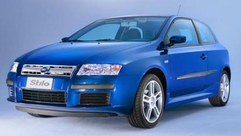 Fiat heeft besloten de Stilo terug te roepen naar de dealers. De voorveren kunnen breken waardoor het wiel blokkeert en de auto slecht bestuurbaar wordt. Het consumentenprogramma Kassa besteedde de af