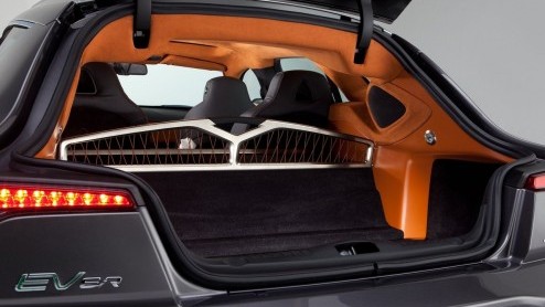 Fisker verrast in Frankfurt met de Surf, een hele vlotte stationwagon die ze zelf graag een shooting break noemen. Het merk maakt haast met dit tweede model en stuurt eind 2012 de eerste exemplaren de