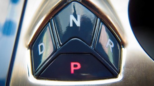 De Porsche Panamera en Maserati Quattroporte hebben er sinds kort een bijzondere tegenstander bij: de Fisker Karma. Wel eens van gehoord? Een elektrisch aangedreven Gran Turismo voorzien van alle luxe