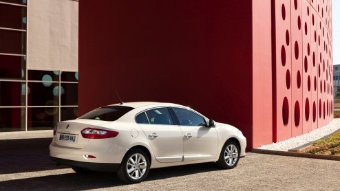 Renault-ontwerper Laurens van den Acker heeft opnieuw zijn stempel in het gamma kunnen drukken. Dit keer is de Renault Fluence aan de beurt om een nieuwe neus te ontvangen. In Istanbul is het doek er 